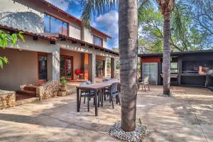 eine Terrasse mit Tisch und Stühlen vor einem Haus in der Unterkunft The Captain Villa in Pretoria