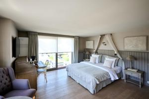 a bedroom with a bed and a large window at Lebeaubylivingroom Hotel in Knokke-Heist