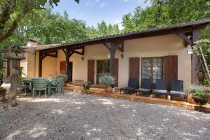 a house with a patio with a table and chairs at Gite Chante' Alouette – Le Bugue in Le Bugue