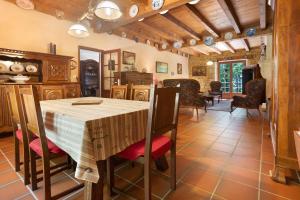 a kitchen and dining room with a table and chairs at Gite Chante' Alouette – Le Bugue in Le Bugue