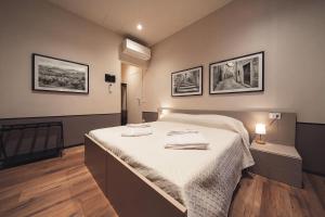 a bedroom with a bed with two towels on it at Corso52 B&B in Monte Libretti