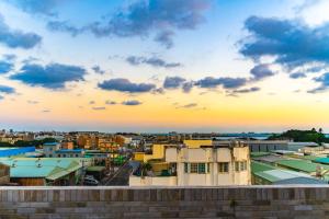 a view of a city at sunset at 日曜居Nichiyō inn in Dayuan