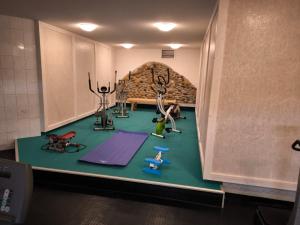 a room with a gym with people exercising on mats at FeWo Schwarzwaldglück Todtmoos mit Sauna, Tischtennis, Fitness, Stellplätzen in Todtmoos