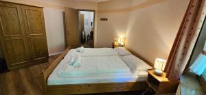 a bedroom with a bed with towels on it at FeWo Schwarzwaldglück Todtmoos mit Sauna, Tischtennis, Fitness, Stellplätzen in Todtmoos