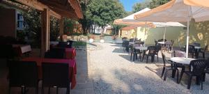 a row of tables and chairs with umbrellas and tables and chairs at Les Chênes Verts in Saint-Savinien +2 photos
