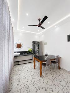 a dining room with a table and chairs at Real Casa in Anachal