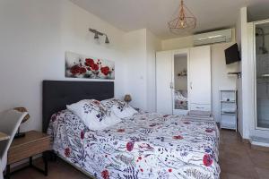 a bedroom with a bed and a desk and a mirror at chambre d'hotes les cigales in Comps