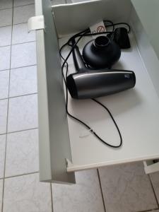 a black computer mouse sitting on a white desk at Selafa Carma in Mühlhausen