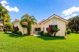 a house with a green lawn at SWISS 61 - Lake Denise in Clermont