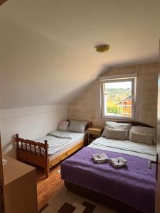 a bedroom with two beds and a window at Apartmani Rada in Zlatibor