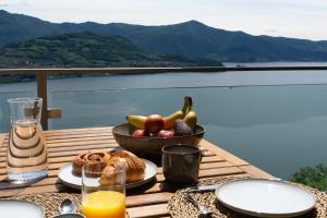 a table with a bowl of fruit and a bowl of bread at Le Sirene in Parzanica