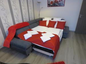 Llit o llits en una habitació de Szofi Apartman
