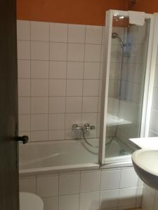 Koupelna v ubytování Haus Wartenberg + 37 fotografií