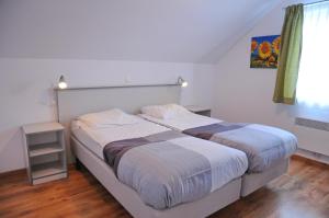 ein Schlafzimmer mit einem großen Bett und einem Fenster in der Unterkunft Villa Noach in Durbuy