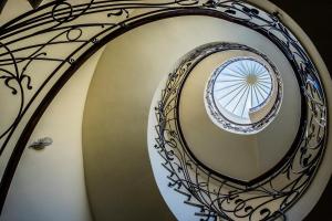 una escalera de caracol con una ventana redonda en el centro en S&L Boutique Hotel, en Tiflis