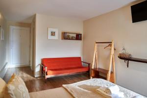 a living room with a red couch in a room at Quinta Da Estrada Winery Douro Valley in Peso da Régua