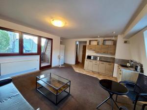 a living room with a coffee table and a kitchen at Justinrent Szpitalna 4D-5 in Legnica +4 photos