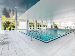 a large swimming pool in a building at Mercure Karpacz Skalny in Karpacz