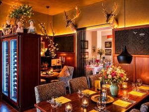 a dining room with tables and chairs and a restaurant at Pension & Restaurant Zu den Linden Radebeul in Radebeul