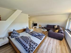 a large living room with a couch at Ferienwohnung Stützengrün in Stützengrün