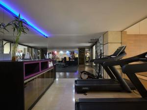 a living room with a gym with a treadmill at Mercure Belo Horizonte Lourdes in Belo Horizonte