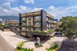 ein Wohnhaus mit einem Parkplatzschild davor in der Unterkunft Best Western Plus Hotel Terraza in San Salvador