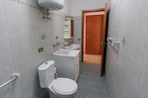 a bathroom with a toilet and a sink at Casa Lina - 10 minuti da Pantalica-parcheggio gratuito in Sortino