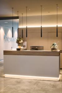 eine Lobby mit Empfangstresen und Pendelleuchten in der Unterkunft STORK's NEST in Schrobenhausen