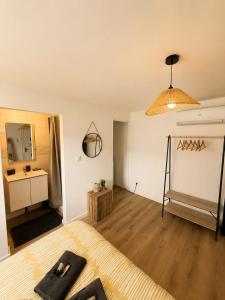 a room with a bed and a kitchen in it at Chambre Studio privé in Villenave-dʼOrnon