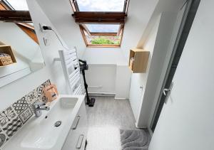 a bathroom with a sink and a window at La Margnotine Cosy in Margny-lès-Compiègne +9 photos