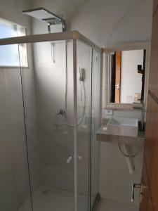 a bathroom with a shower and a sink and a mirror at Triplex com linda vista para o mar de Parati Anchieta ES in Anchieta +44 photos
