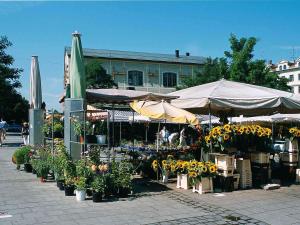 a market with flowers and umbrellas on a sidewalk at Mercure Hotel München Altstadt in Munich
