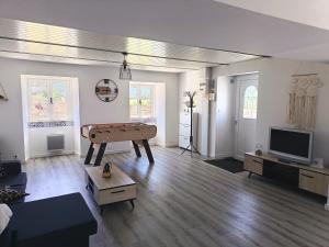 a living room with a pool table and a tv at Maison proche Fatima batalha in Reguengo do Fetal