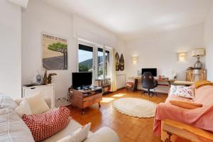 a living room with a couch and a desk at Casa alta lucio in Bonassola