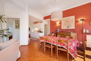 a kitchen and dining room with a table and chairs at Casa alta lucio in Bonassola