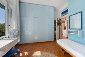 a room with a bed and a blue wall at Casa alta lucio in Bonassola
