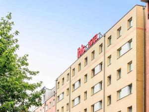 ein Gebäude mit einer Gruppe von Menschen darauf in der Unterkunft ibis Berlin City Potsdamer Platz in Berlin