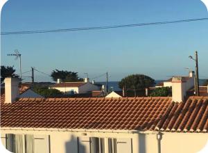a view of the roofs of a building at l'Herbo' MAGNIFIQUE maison à 2 pas du port de Pêche in LʼHerbaudière