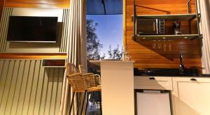 a kitchen with a microwave and a counter top at Cabana Altavista in Flores da Cunha