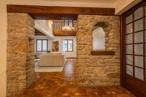 an archway in a room with a stone wall at Villa Paradis - Grande demeure familiale proche Puy-du-Foυ in Cholet