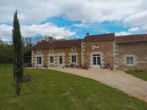 an old stone house with a large yard at Le gîte de scevolles in Verrue