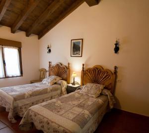 ナバレドンダ・デ・グレドスにあるCasa Rural Valdeascasのベッドルーム1室(ベッド2台、窓付)