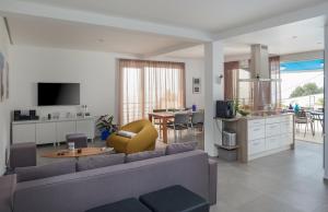 uma sala de estar com um sofá e uma sala de jantar em Luxury Villa Mala Podgora em Podgora