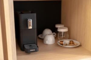 a room with a coffee maker and a plate of food at Piscul Negru Hotel - Transfagarasan in Cumpăna