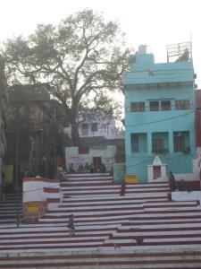 um grupo de escadas em frente a um edifício azul em Kedareswar B&B em Varanasi