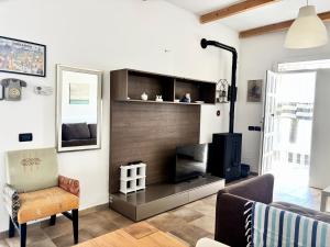a living room with a television and a couch at Casetta Rocca in Rocca San Giovanni