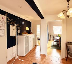 a kitchen with a refrigerator and a dining room at Ferienwohnung Luna -3 Schlafzimmer, Waschmaschine, Küche, WLAN, ca 15 Min bis zum Europa Park, in Malterdingen