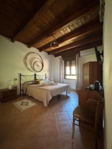 ein Schlafzimmer mit einem Bett und einem Stuhl in einem Zimmer in der Unterkunft B&B Amistade in Seùlo