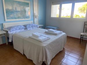 a bedroom with a bed with towels on it at ALTAFULLA MAR Pescadors in Altafulla +17 photos