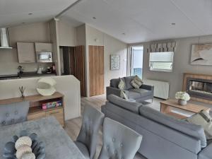 a living room with a couch and a table at Lakeside Lodge in Dunbar
